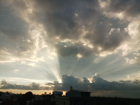 大光的雲彩在我家前。打禪時美景。一切由心想生。不用尋。