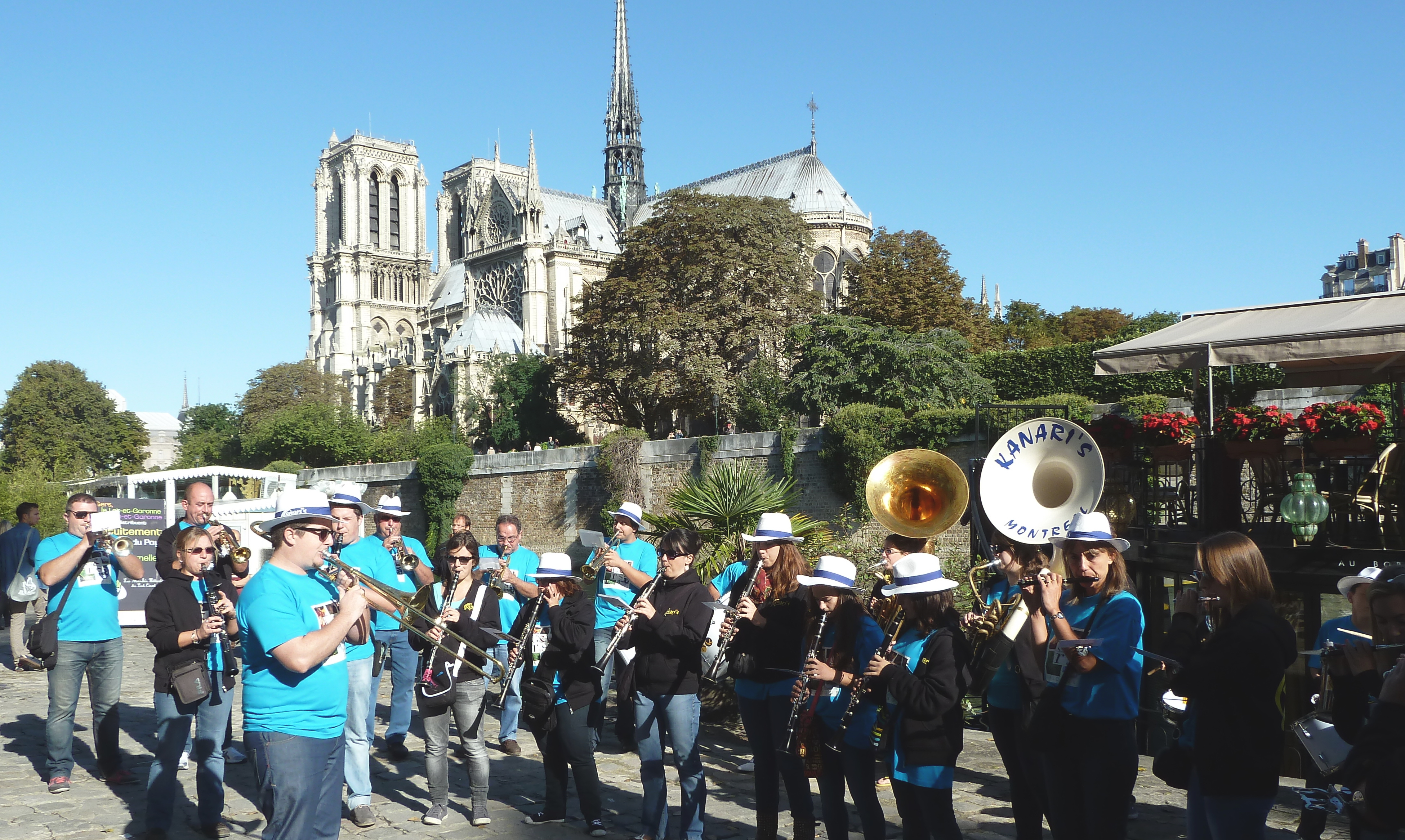 Bandas face à Notre-Dame de Paris
