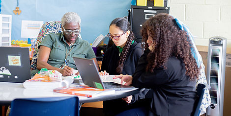 img-teacher-connects-student.jpg