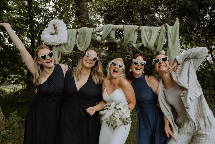 Braut mit ihren Freundinnen beim Gruppenfoto – Hochzeitsfotografie Naila