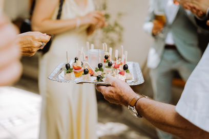 Barkeeper bereitet Canapés für den Sektempfang – Hochzeit Mittelfranken