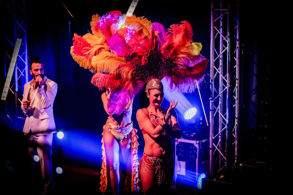 chanteur-danseuses-cabaret-installation-scene-son-lumiere-professionnel-top-evenement