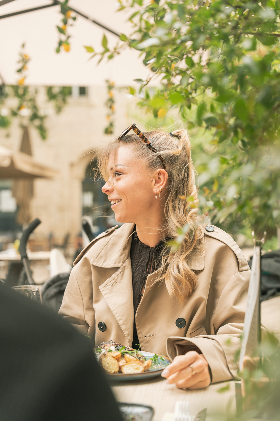 Fille au restaurant les Mômes