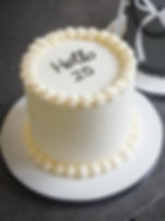 Simple round cake with piping