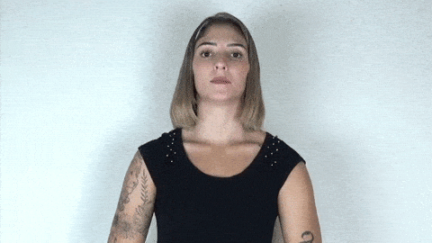 Vídeo de uma mulher intérprete de Libras sinalizando.