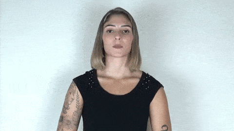 Vídeo de uma mulher intérprete de Libras sinalizando.