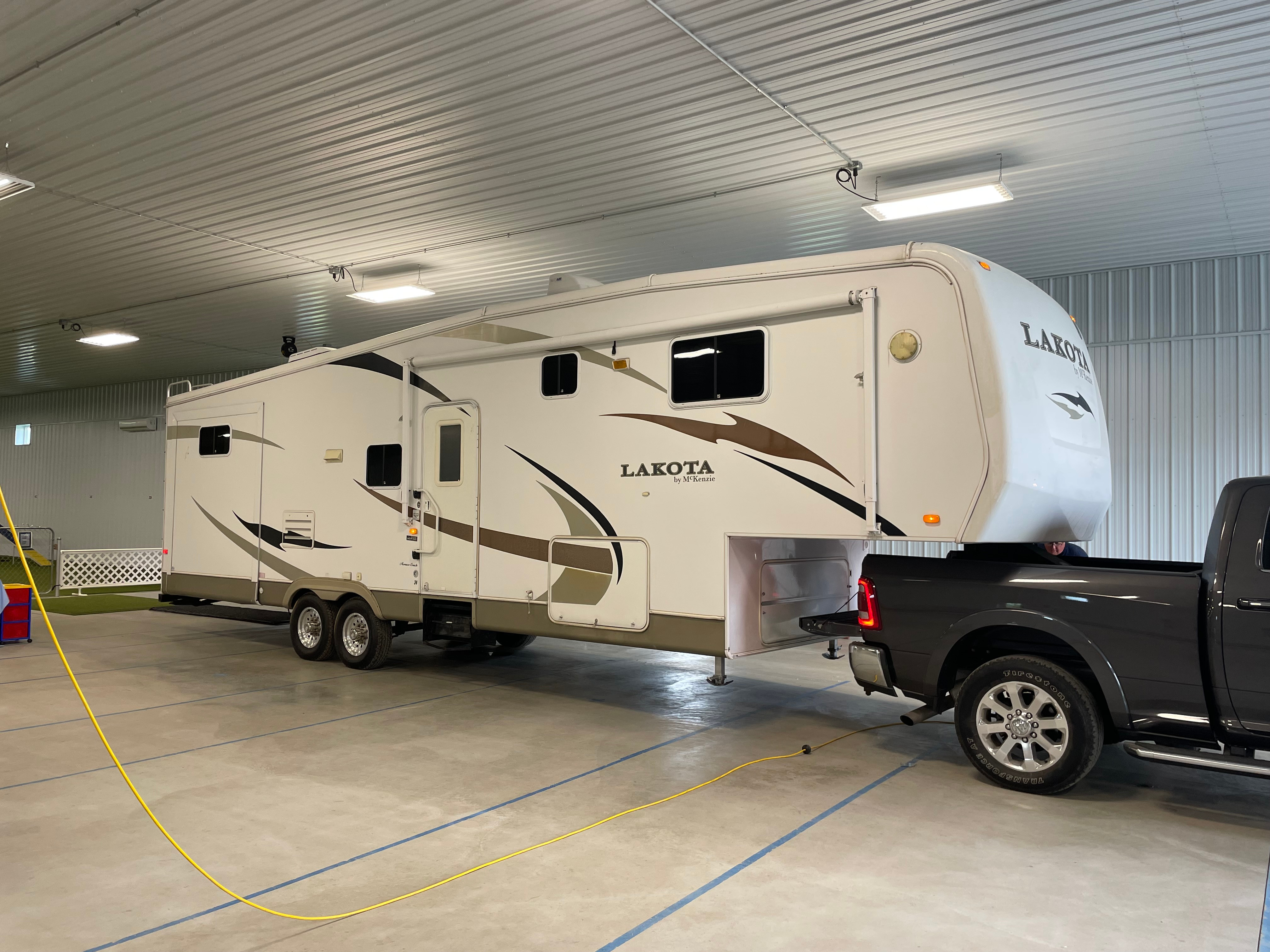 2007 McKenzie Lakota 37' Fifth Wheel