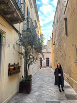 Frau in Gasse
