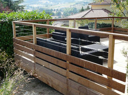 Persyphony-prestation-paysagiste-ouestlyonnais-terrasse-rambarde-bois