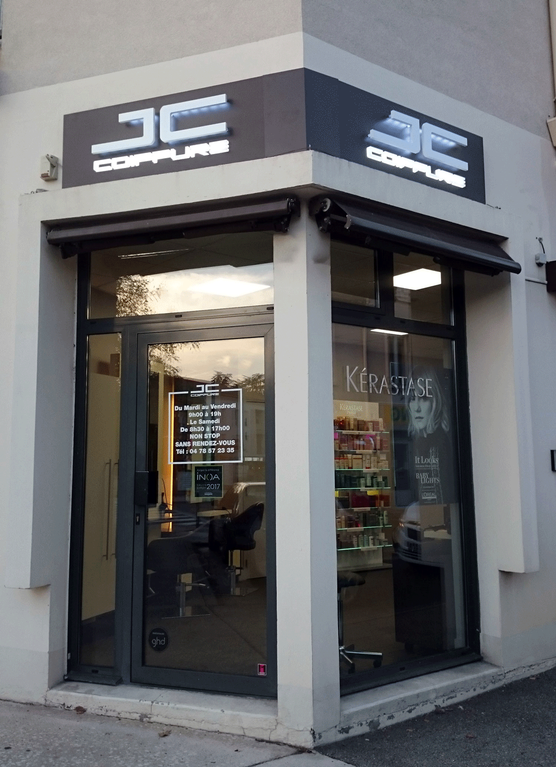 enseigne-jc-coiffure-lettrage-relief-retro-eclairage-plexi-diffusant-magnetik-communication-craponne