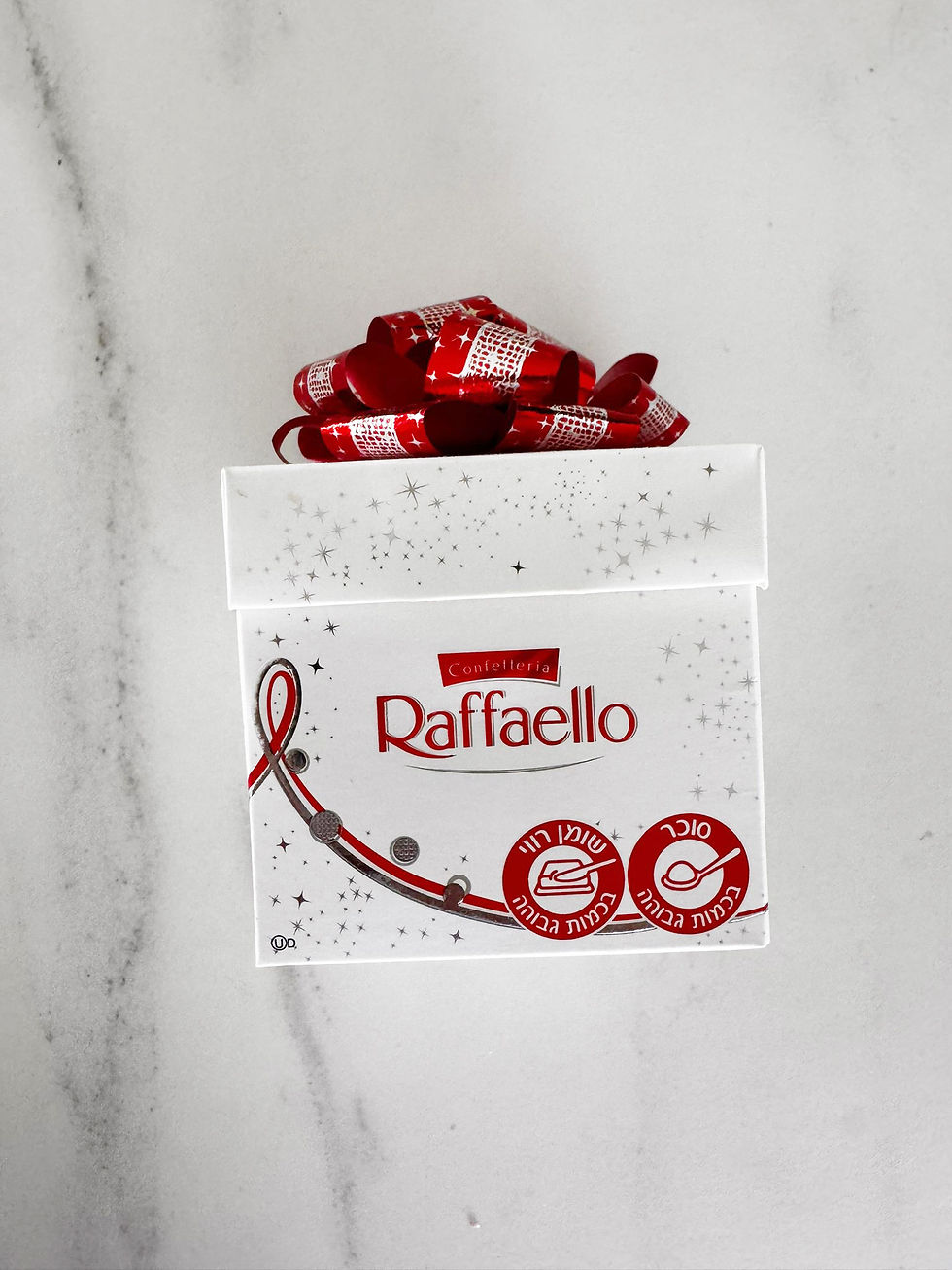 קופסת מתנה של ראפאלו עם קשת אדומה