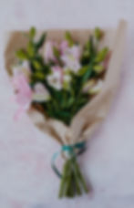 זֵר פרחים ורודים עטוף בנייר חום