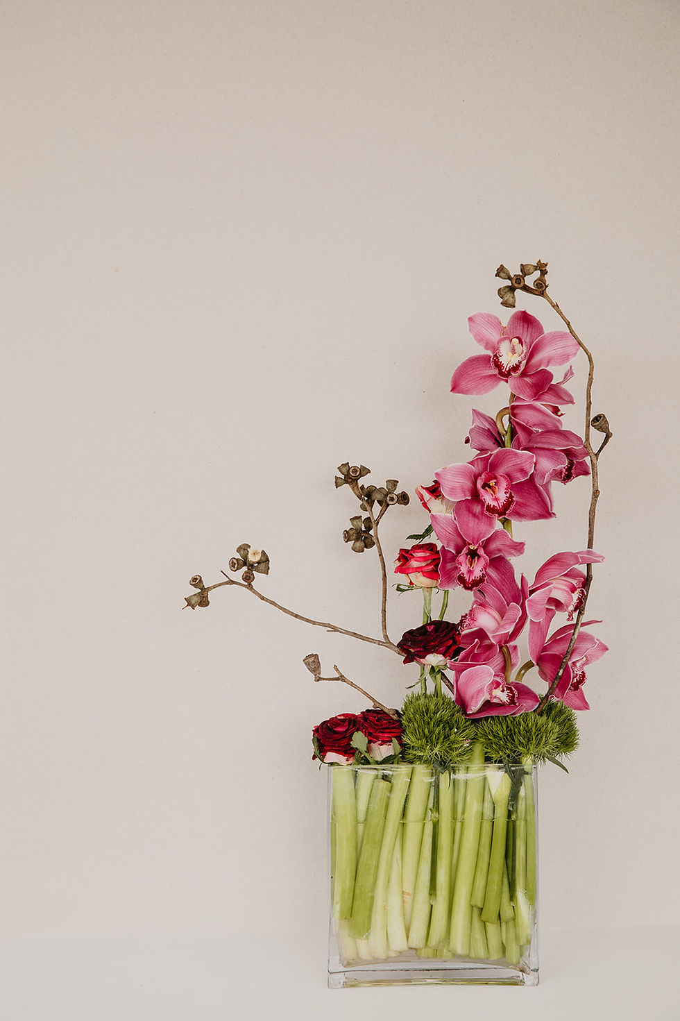 סידור פרחים יפהפה בוורוד כהה