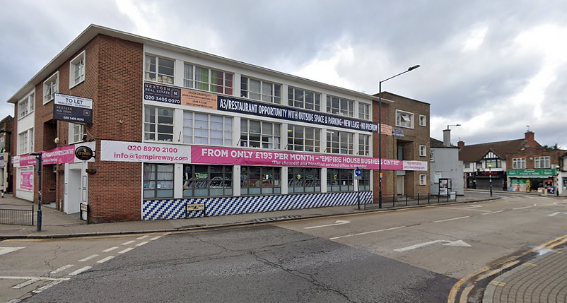 EMPIRE HOUSE נמצא בלוקיישן מרכזי, בלב ליבו של רובע וומבלי, מרחק 4 דקות הליכה מאיצטדיון וומבלי הלאומי, אשר מארח למעלה מכ-170 מופעי תרבות וספורט בשנה,
ובסמוך ל-outlet היחיד בלונדון, בו מבקרים מדי שנה כ-17 מיליון איש.