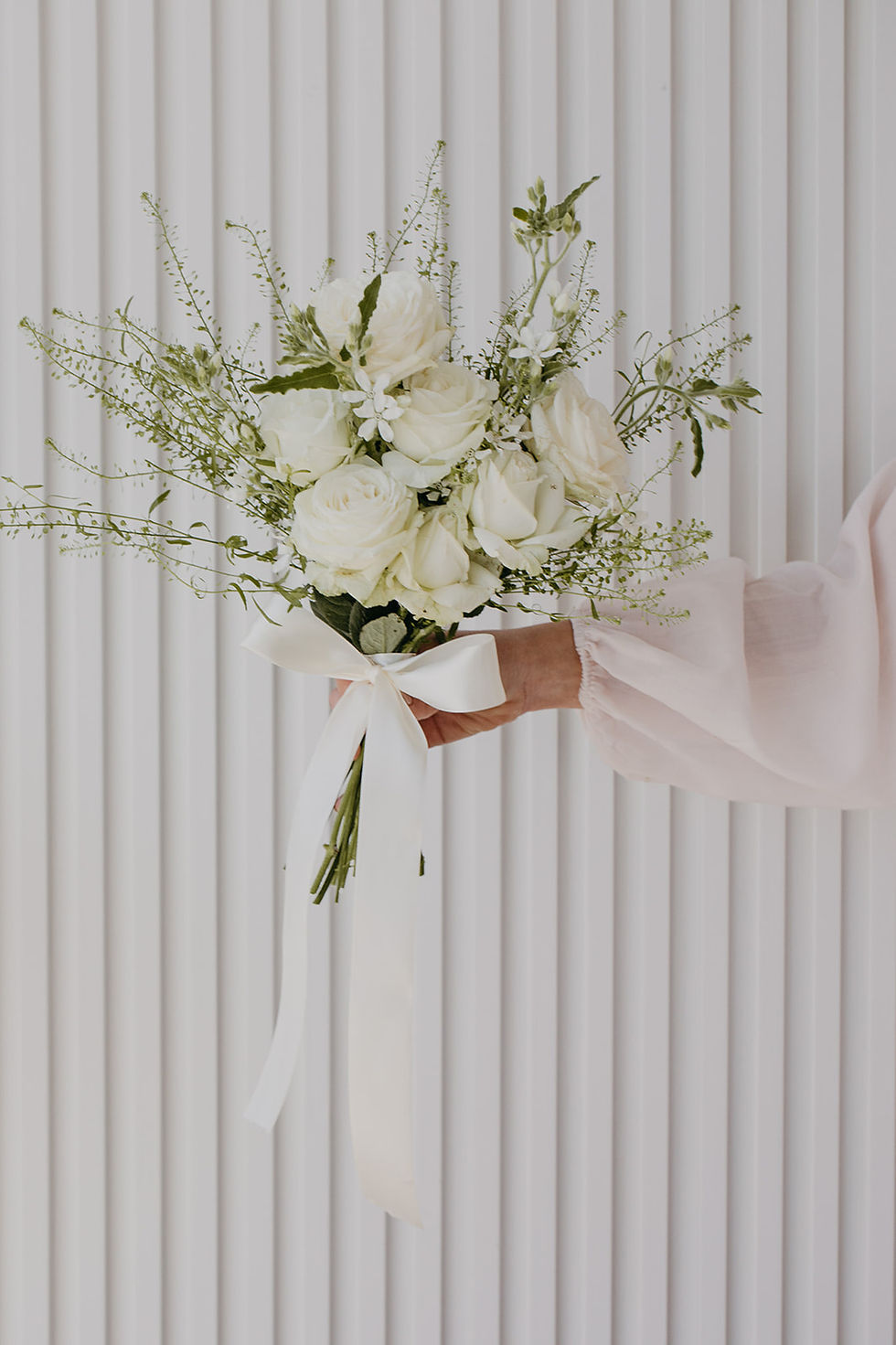 זַר כַּלָּה לבן אלגנטי עם ליליות לבנות