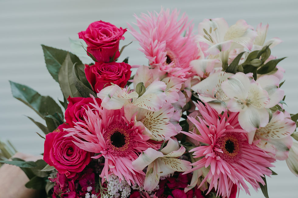 זרי פרחים ורודים ולבנים יפים