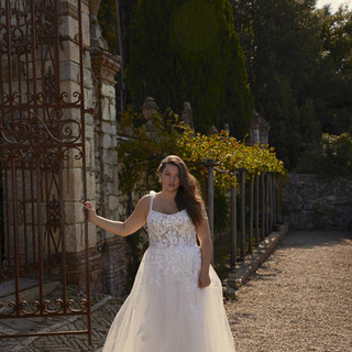 Trouwjurk Dembee uit de curves collection van Modeca