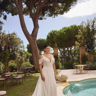 Joy is een trouwjurk met een fantastisch kanten lijfje en een heel soepel vallende rok van crepe mét afneembare off-shoulder mouwtjes voor het echte glamour gevoel