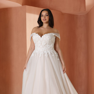 Weddingdress Bindy van Azuree Bridal is een klassieke maar moderne trouwjurk gemaakt van prachtig kant met een off-shoulder halslijn