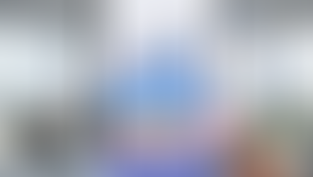 Smartphone flottant affichant un exemple de légende de réseau social engageante et un graphique de croissance avec fusée.