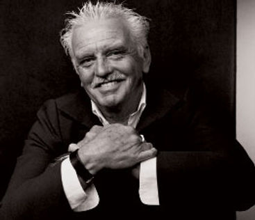 Portrait de Richard Robinson, Maître Couturier souriant.