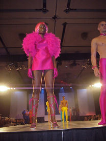 Mannequin en tenue rose au défilé Richard Robinson Maître Couturier.