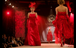 Défilé de mode Richard Robinson Maître Couturier en robes rouges