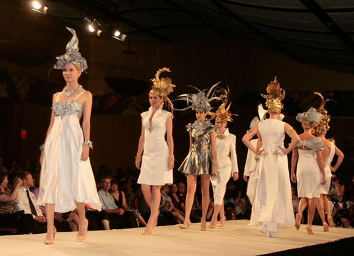Défilé de mode Richard Robinson Maître Couturier avec mannequins.