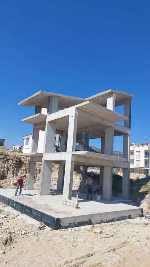 Betonarme karkas aşamasında bir konut