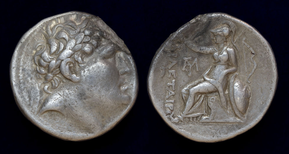 Attalos I., 241-197 v. Chr. Tetradrachme im Namen des Philetairos. Kopf des Philetairos mit Kranz / Athena mit Lanze und Schild auf Thron, links außen Biene, links innen Monongramm, rechts außen Bogen. 12h. Westermark , Gruppe VI A; SNG Cop. 337 (Eumenes II)