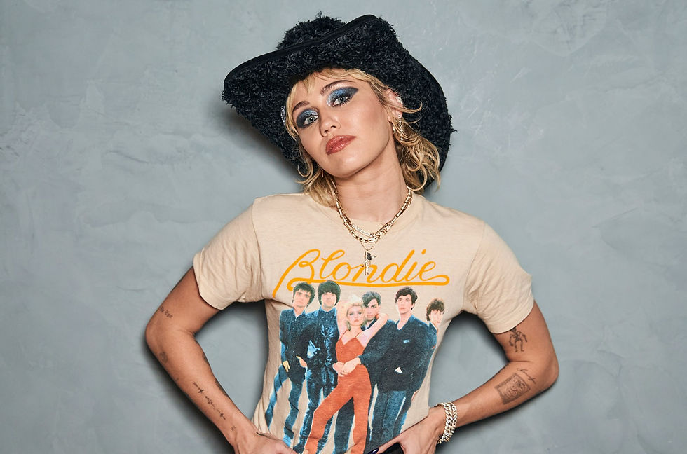 Resenha | Miley Cyrus exalta os anos 80 em Plastic Hearts