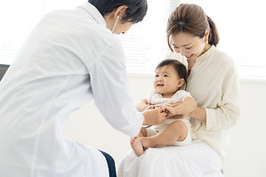 診察を受ける乳幼児