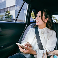 タクシーに乗る女性