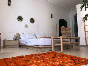 Habitación triple con cama grande, otra pequeña y baño en suite en Arima Surf House