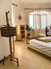 Habitación triple con cama grande, otra pequeña y baño en suite en Arima Surf House