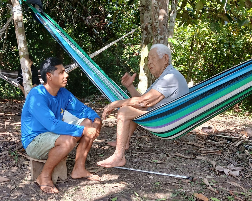 Darlem e seu avô Onofre, na casa da família, em Tonantins (AM). Foto: Arquivo Pessoal