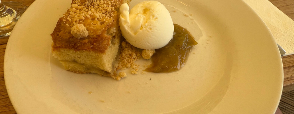 Rhubard cake with ice cream