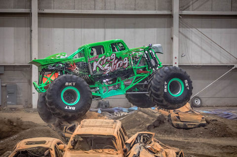 King sling Monster truck jumping