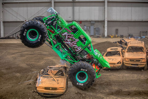 King sling Monster truck wheelie