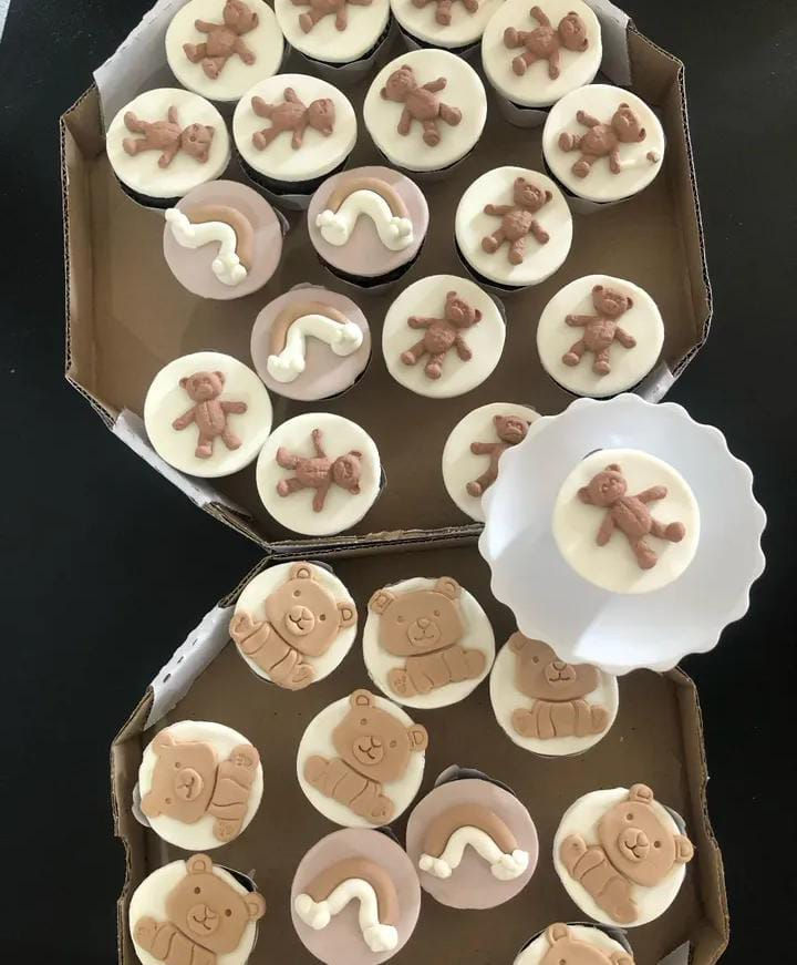 Miniatura: AULA 119 - DOCES PERSONALIZADOS COM APLIQUES EM PASTA AMERICANA