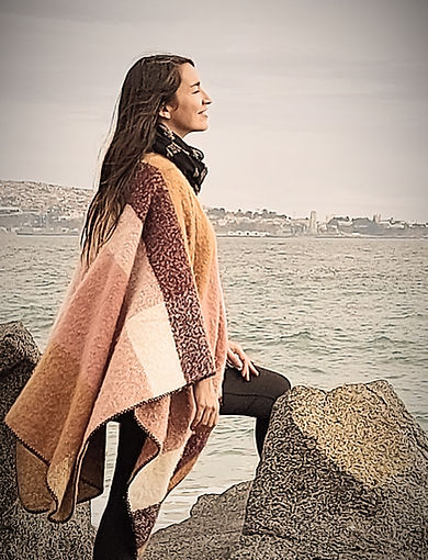 Paula en rocas_edited.jpg