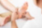 therapeute-donnant-reflexologie-relaxante-massage-thailandais-pieds-femme-spa.jpg