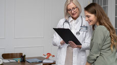 Médico orientando paciente sobre consentimento informado e direitos na assistência médica