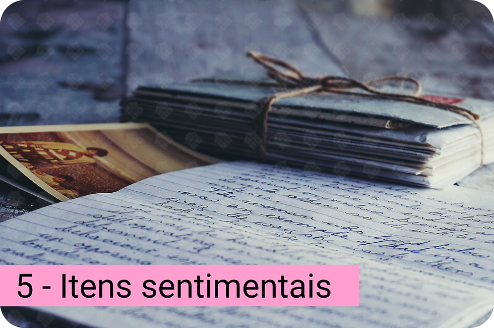 Imagem de fotos e cartas em cima de uma mesa