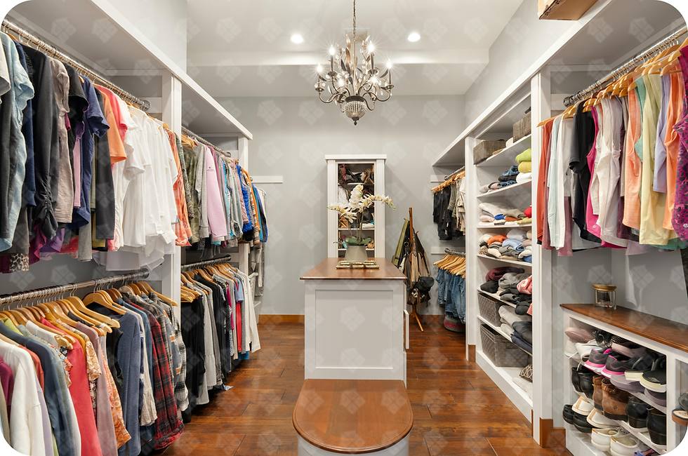 Roupas organizadas em closet amplo com ilha central
