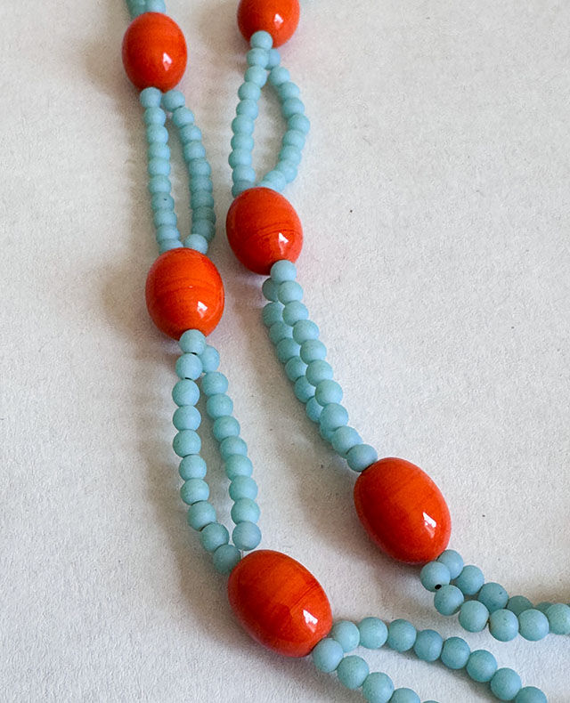 Miniature : collier perles ovales en verres corail