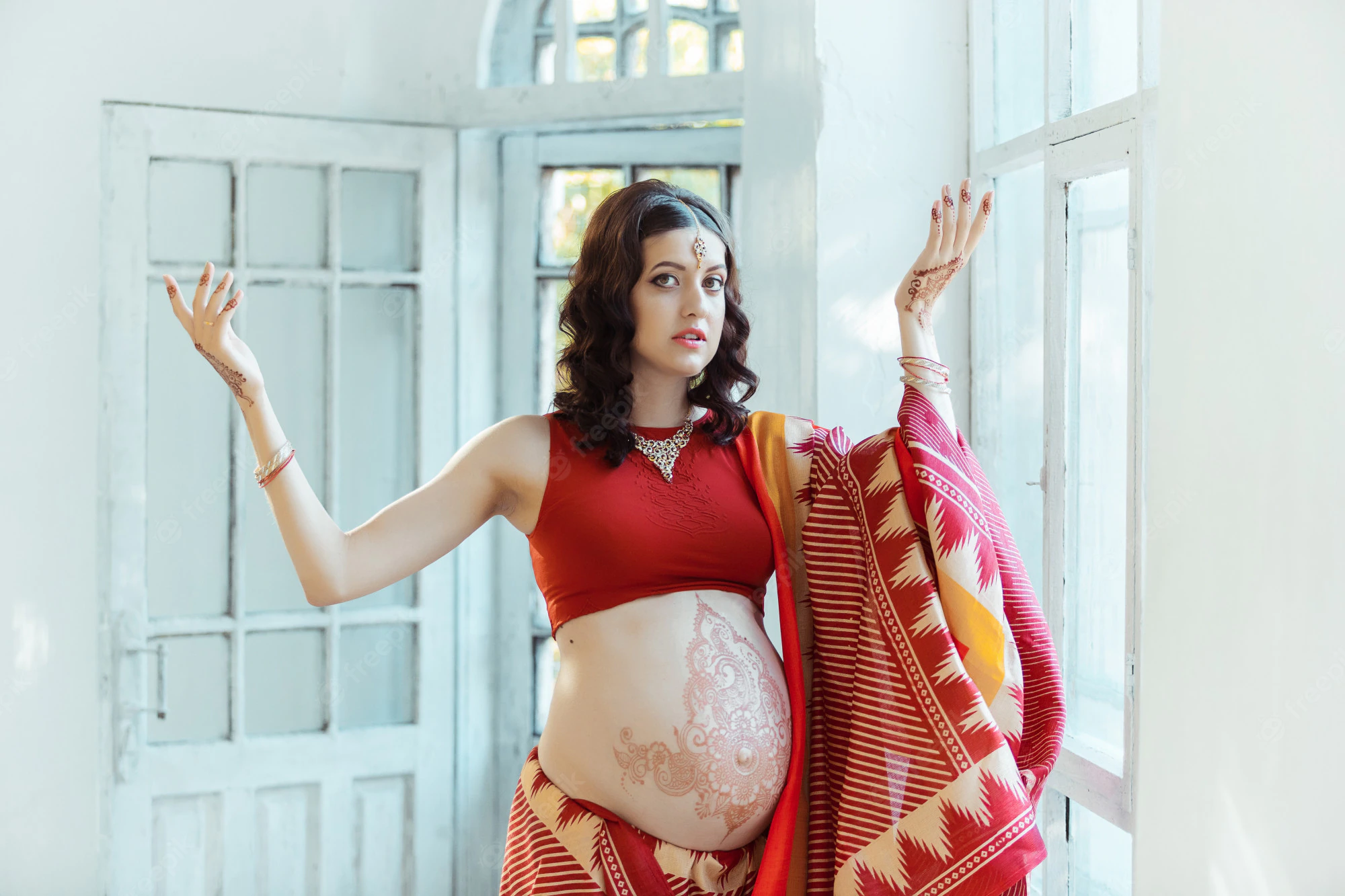 pregnant-woman-belly-with-henna-tattoo_155003-7634.jpg.webp