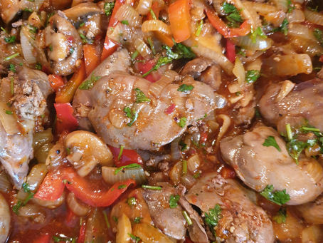 תבשיל כבדי עוף בשילוב פטריות שמפניון