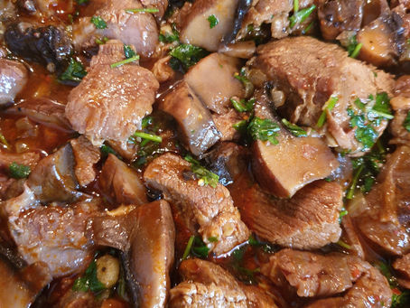 תבשיל בשר בקר בשילוב פטריות שינטאקי