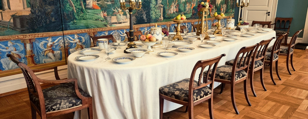 Festlich gedeckte Tafel im Jenisch-Haus: langer Esstisch mit Porzellan, Kerzenleuchtern und historischen Möbeln in einem klassizistischen Innenraum.
